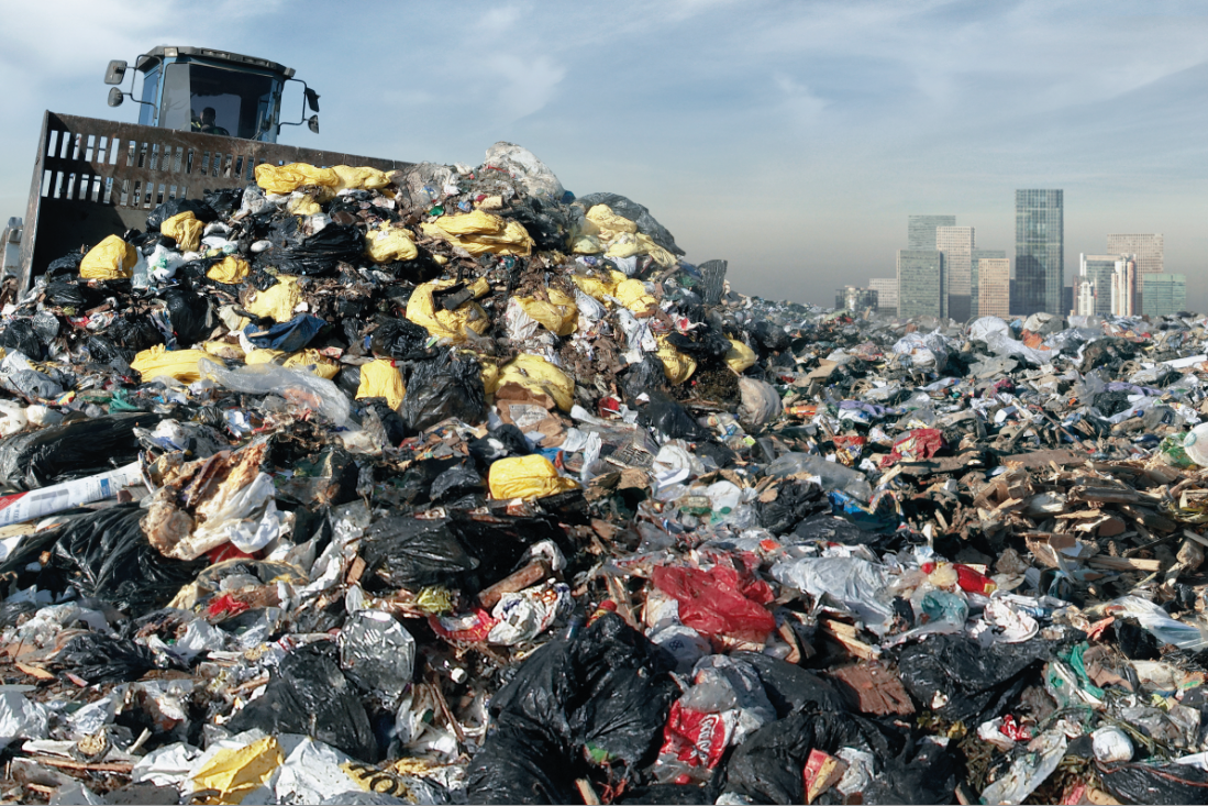 Discarica a cielo aperto su sfondo di grande metropoli