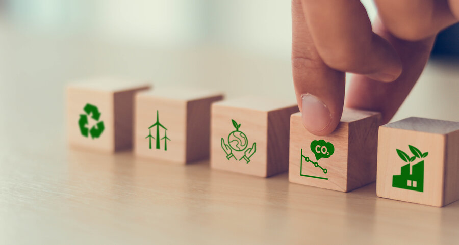 Aliaxis Italia Achema22 header cubetti di legno raffiguranti gli elementi fondamentali per una transizione ecologica dell'industria di processo
